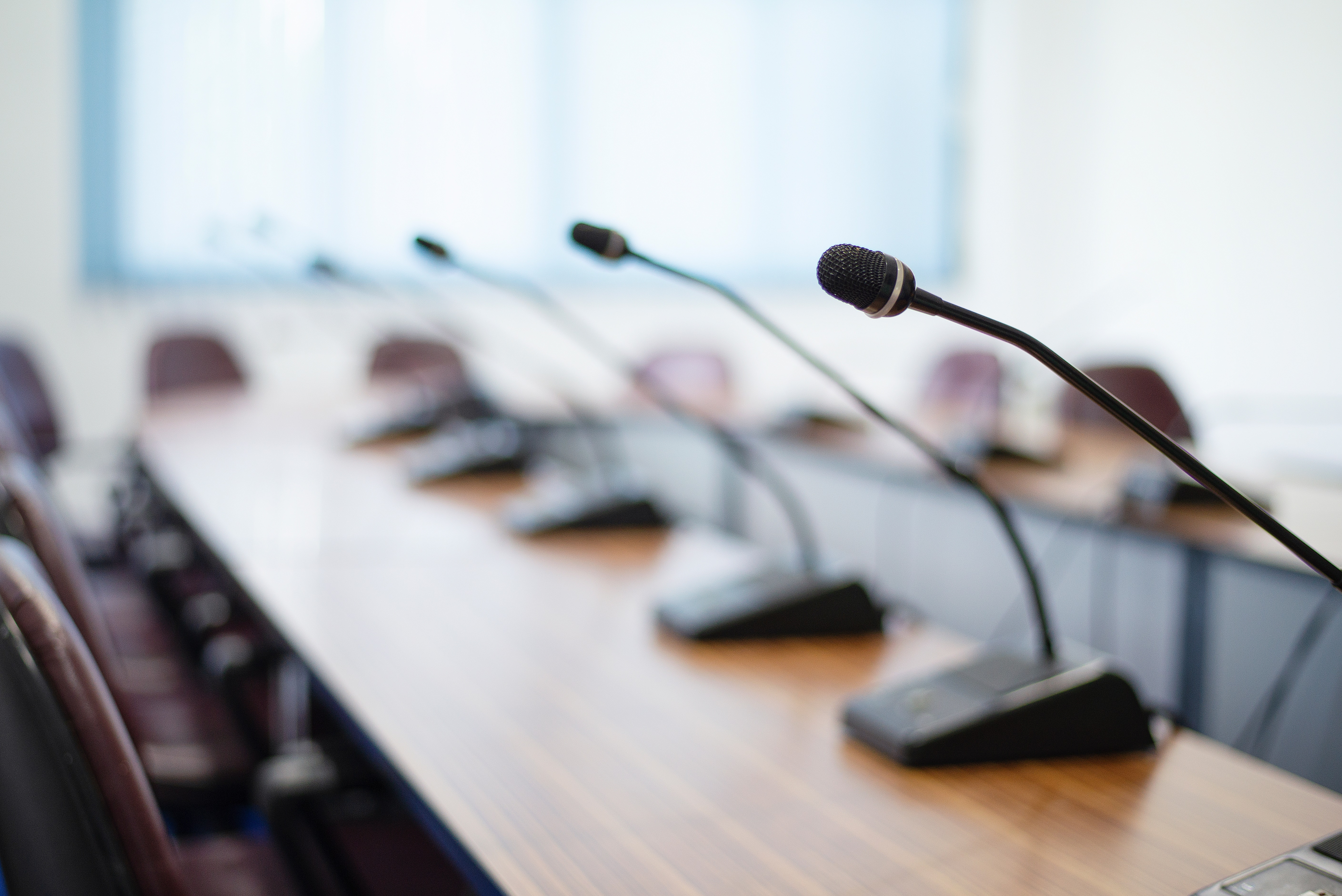 Mikrofone auf einem Konferenztisch