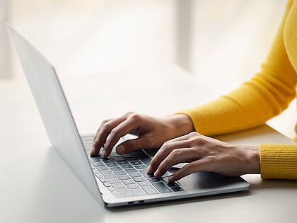 Frau arbeitet am Laptop