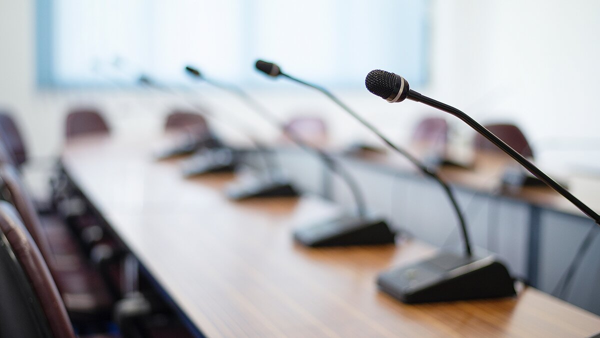 Mikrofone auf einem Konferenztisch