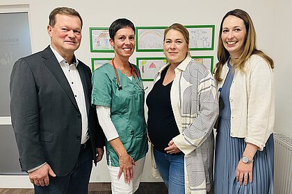 eine Gruppe von vier Menschen