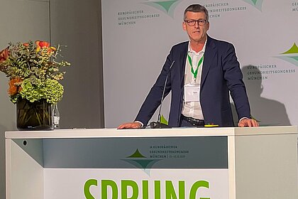 Frank Hippler, Vorstandsvorsitzender der IKK classic, spricht auf dem 24. Europäischen Gesundheitskongress über Generationengerechtigkeit