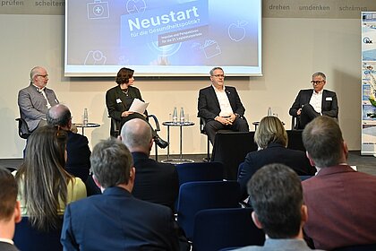 Podiumsdiskussion bei der 31. Plattform Gesundheit mit Dr. Georg Kippels, MdB, CDU; Julia Klann, Moderatorin; Jörg Dittrich,ZDH; Ralf Reinstädtler, IG Metall